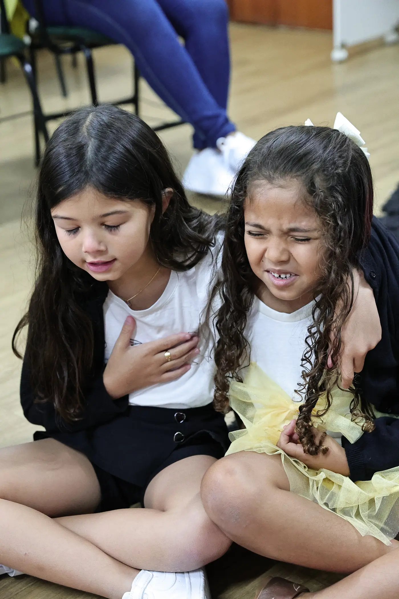 Duas crianças rindo juntas